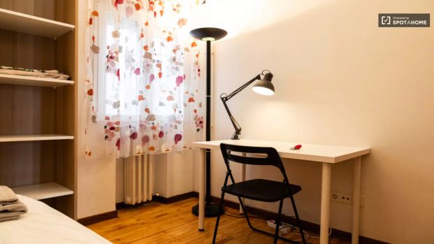 Room in a shared 4-bedroom apartment for rent in Comillas, all bills included - Photo 1