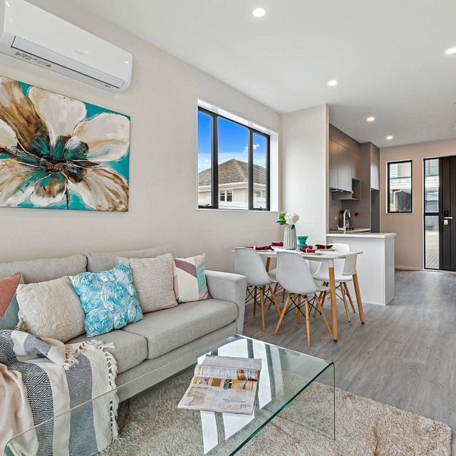 3-Bedroom Townhouse+1 Study in Te Atatū Peninsula! - Photo 1