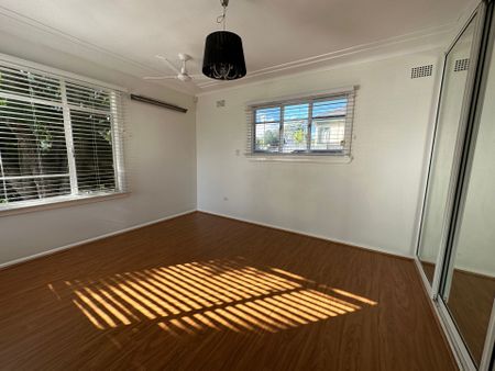 Renovated 3 Bedroom House with Additional Rumpus Room&excl;&excl; - Photo 4