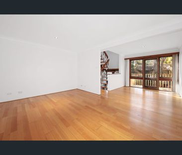 FANTASTIC TOWNHOUSE - Photo 1