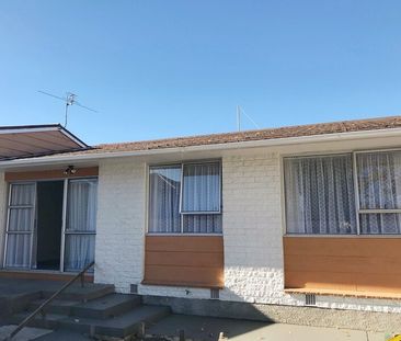 Three bedroom freshly renovated unit - Photo 2