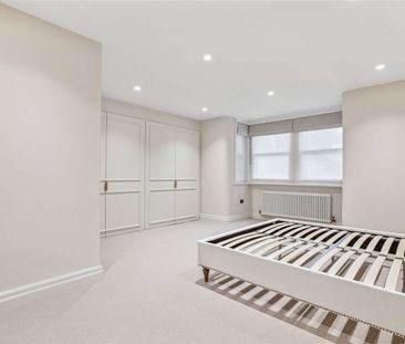 A beautifully renovated three bedroom garden flat with a private entrance - Photo 1