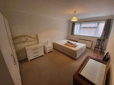 Large Bed Flat With Balcony In Windsor Court, Luton, LU1 - Photo 2