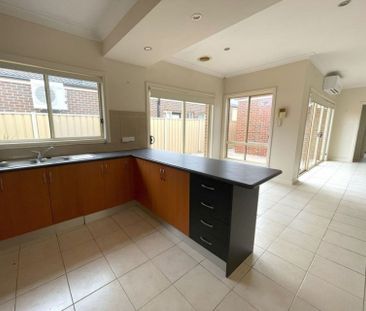 Modern Lifestyle in Prime location! - Photo 1