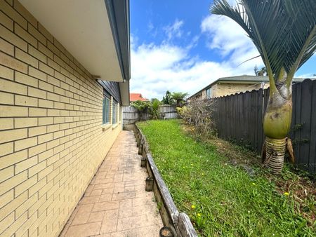 4 Bedrooms Prime Location Home in Henderson - Photo 3