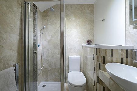 4 bedroom semi-detached house to rent - Photo 5