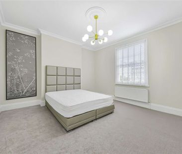 Newly renovated two bedroom set on first floor of a period conversion - Photo 2