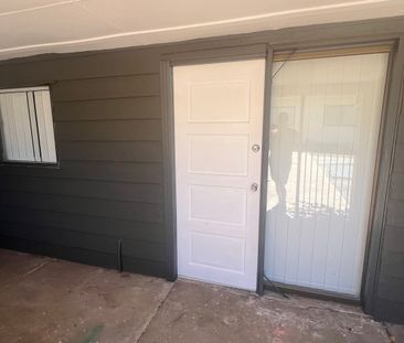 Fully Renovated 3 bedroom Home with 2 bedroom retreat - Photo 5