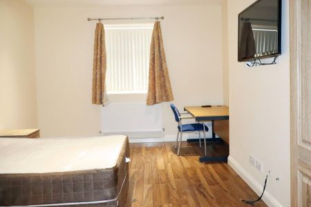 1 bedroom in a house share to rent - Photo 4