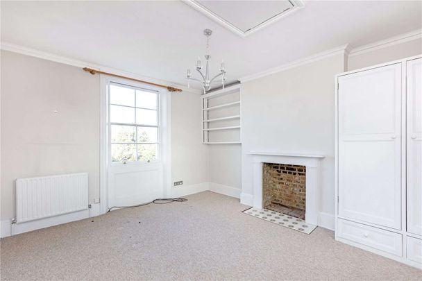 An impressive seven bedroom Grade II listed house on Richmond Green with off-street parking - Photo 1