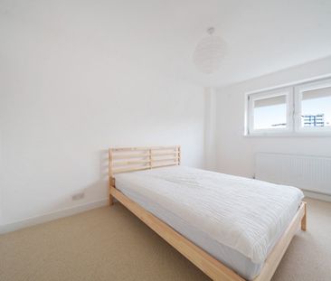 St. Saviours Estate, London, SE1 - Photo 5