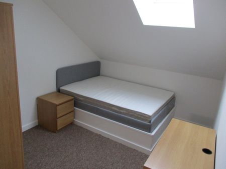 2 Bed Flat, Ninetree Hill, BS1 - Photo 2