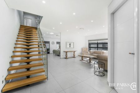 Stunning Modern Luxury Home ! - Photo 3