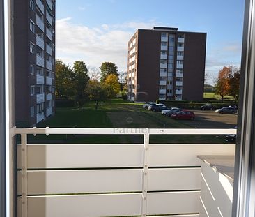 Schöne geräumige 3 Zimmer-Wohnung mit 2 Balkonen und Stellplatz und modernem Badezimmer. - Foto 2