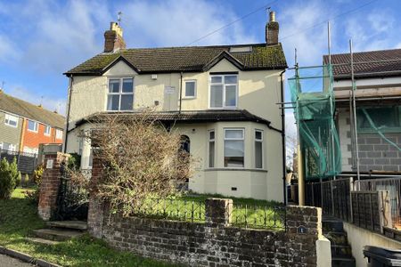 4 bedroom semi-detached house to rent - Photo 5