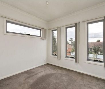 Perfect Townhouse! - Photo 2