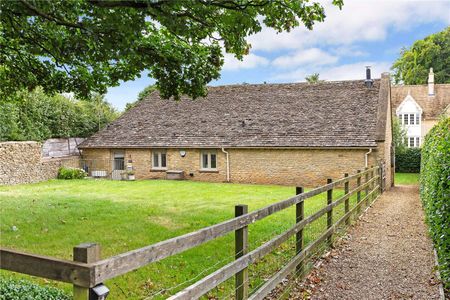 Refurbished three bedroom barn conversion - Photo 3