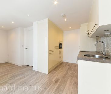 London Road, Sutton, Cheam - Photo 2