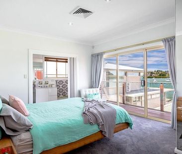 Spectacular Water Views in a Prestigious Location - Photo 5