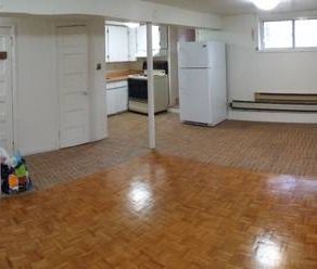 LARGE 3 BEDROOM + LIVING ROOM - BLOOR & CHRISTIE ***** - Photo 4