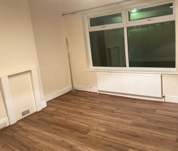 3 Bed Terraced House, Chadwin Road, E13 - Photo 2