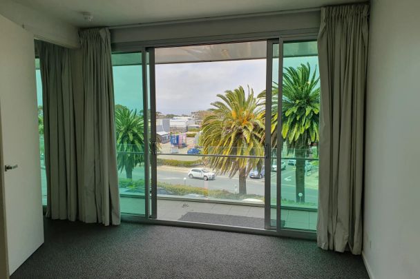 LUXURY 3-BEDROOM APARTMENT, WALKING DISTANCE TO WESTFIELD SHOPPING CENTRE WEST LAKES - Photo 1