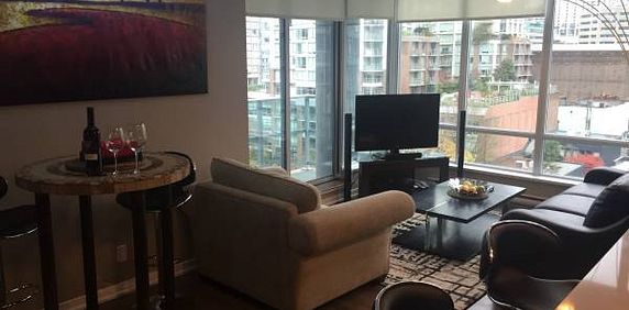 FURNISHED Park view 2bd/2bath+Den in Atelier. Lux Gym & Rooftop Patio - Photo 2