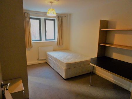 5 bedroom Flat in Kirkstall Lane, Leeds - Photo 5