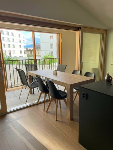 In Montreux, beautiful furnished room with private shower room - Photo 2