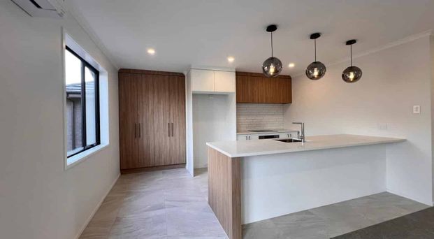 Easy access to the Northern & Southern Motorway - Photo 1