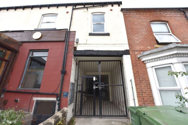 2 bedroom Flat in Woodsley Road, Leeds - Photo 1