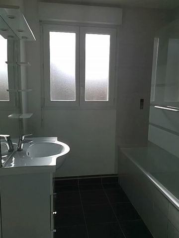 Location Appartement 4 pièces 80m² LA BALME DE SILLINGY 74330 - Photo 4