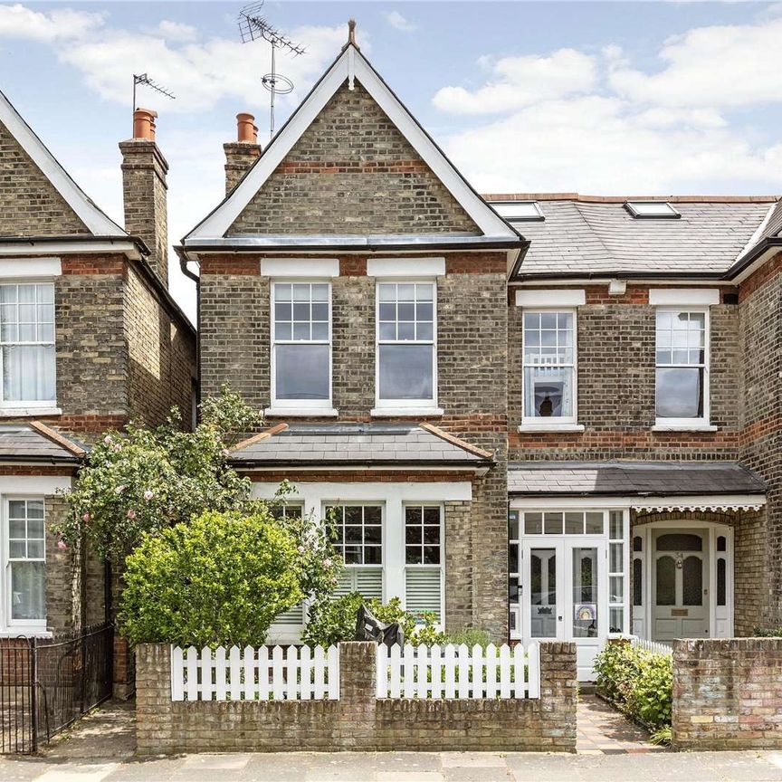 Well presented four bedroom house in East Sheen ( to be repainted and recarpeted with new window dressings as required) - Photo 1