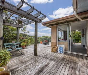 Sun-Soaked Sanctuary in the Trees - 453 Scenic Drive, Waiatarua - Photo 5