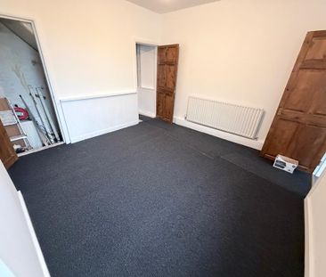 2 bedroom semi-detached house to rent - Photo 6
