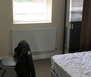 All En Suite Renovated Three Bedroom Student Property - Photo 4