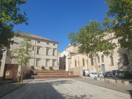 NIMES ECUSSON PLACE DU CHAPITRE - COQUET STUDIO MEUBLÉ 2ème étage + CLIM, - Photo 4