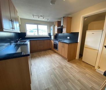 3 bedroom flat to rent - Photo 2