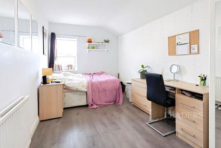 4 bedroom flat to rent - Photo 4