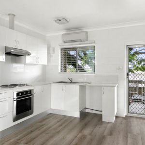 Top-floor unfurnished apartment in a convenient location - Photo 2