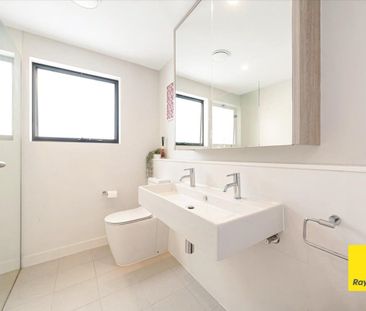 Lovely and Modern Family Home - Close to Amenities - Photo 2