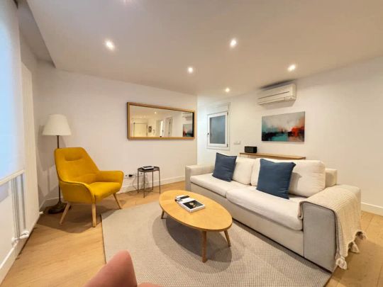 Piso de alquiler en Calle de Cervantes, Cortes - Huertas - Photo 1