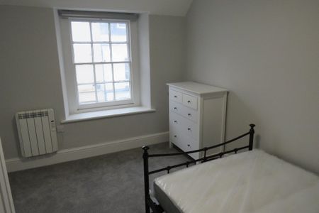 High Street - Photo 2