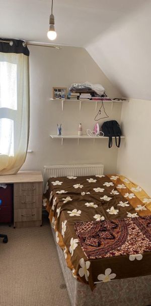 2 Bed Flat, North Hill Road, LS6 - Photo 1