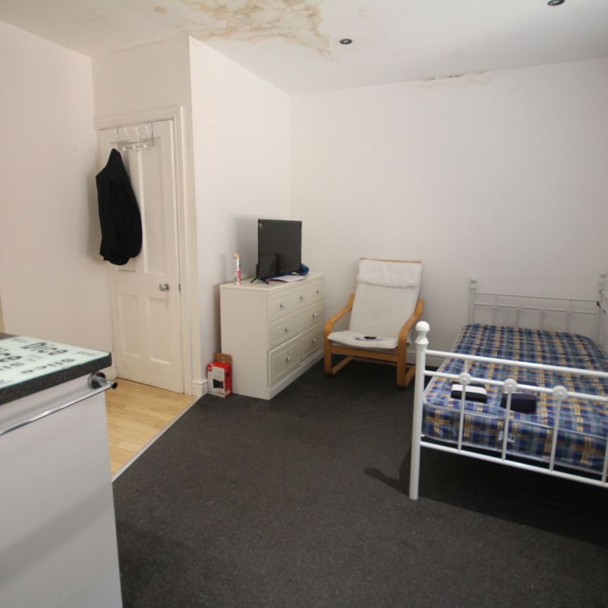 High Street, Uxbridge, UB8 - Photo 1