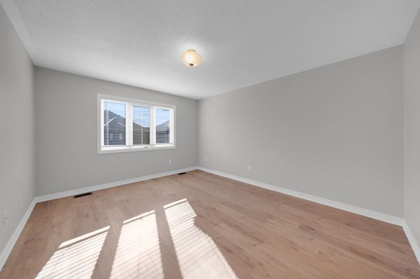 For Lease - 27 Sharpe Crescent, New Tecumseth, Ontario - Photo 1