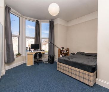 3 bedroom flat to rent - Photo 6