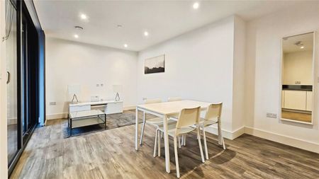 Fairfield Avenue, Staines-upon-Thames, Surrey, TW18 4JH - Photo 2