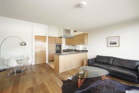Bazalgette Court, Great West Road, London, W6 flat to rent - Photo 2