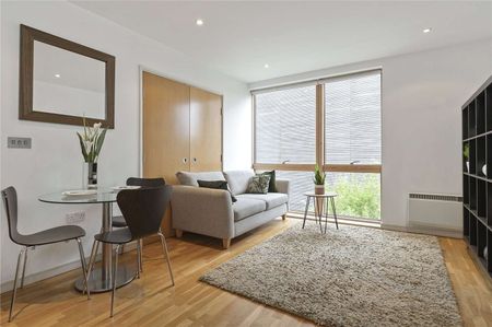 A well laid out modern one bedroom apartment set on the fourth floor of this popular portered block in Old Street. - Photo 4